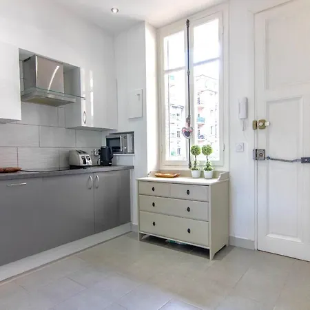 Estienne D'orves Apartament
